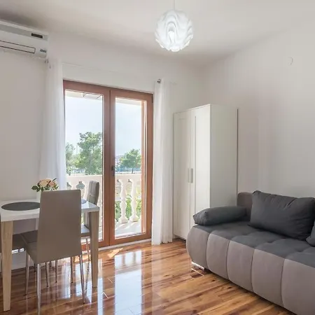 Emanuela Apartment *